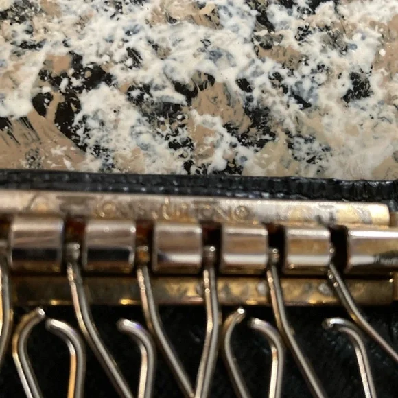 Louis Vuitton VINTAGE Epi 6 Key Holder in a beautiful noir color. - Picture 9 of 12